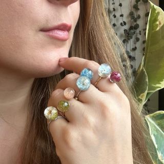 Zimní @dyzajnmarket se blíží a vy se můžete těšit na hromadu barevných prstýnků a nejen těch 😉 Nebudou chybět náhrdelníky...